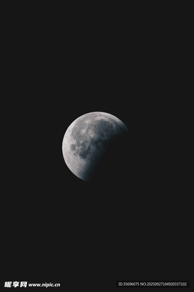 夜空中的半月