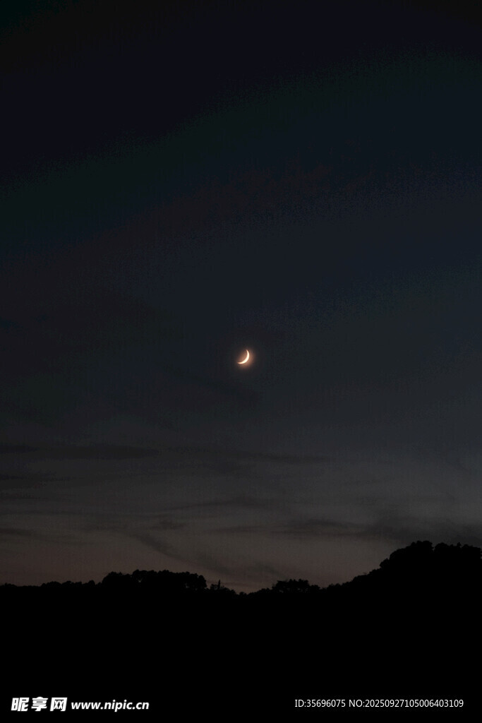 夜幕下的月亮與山巒