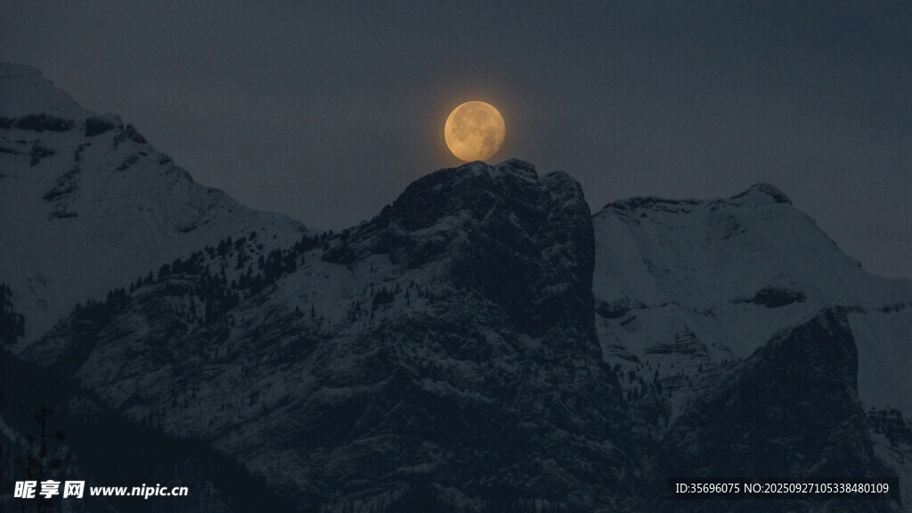 月夜雪山美景