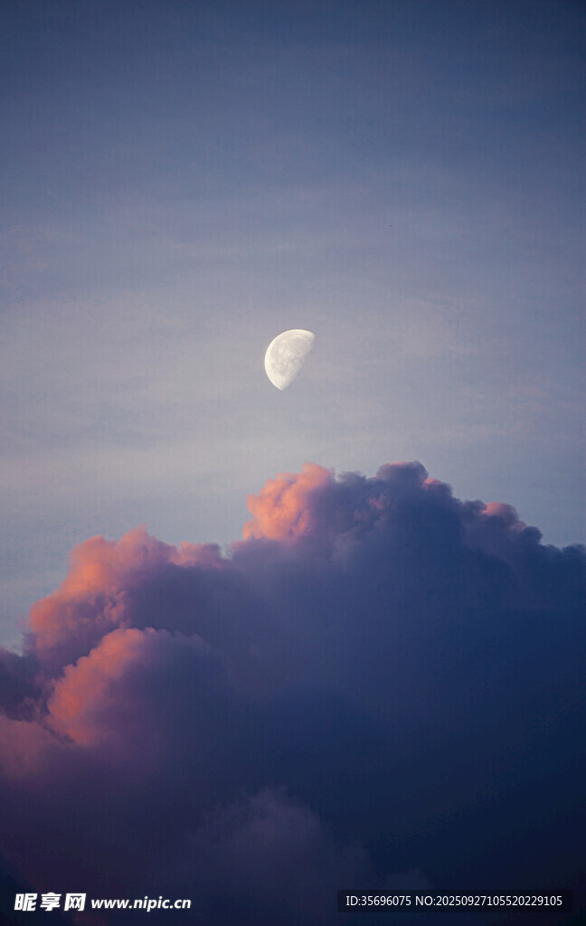 云端彎月美景