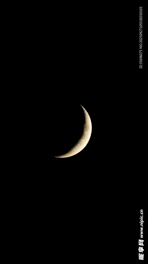 夜空中的彎彎新月