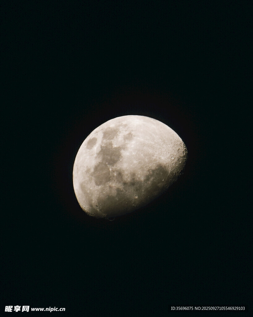 夜空中的半圓月亮