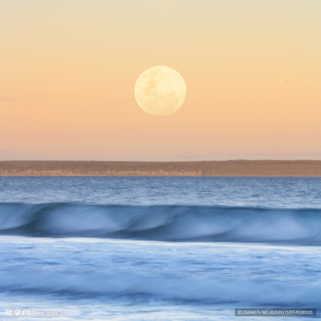 海上夕陽下的浪漫月色