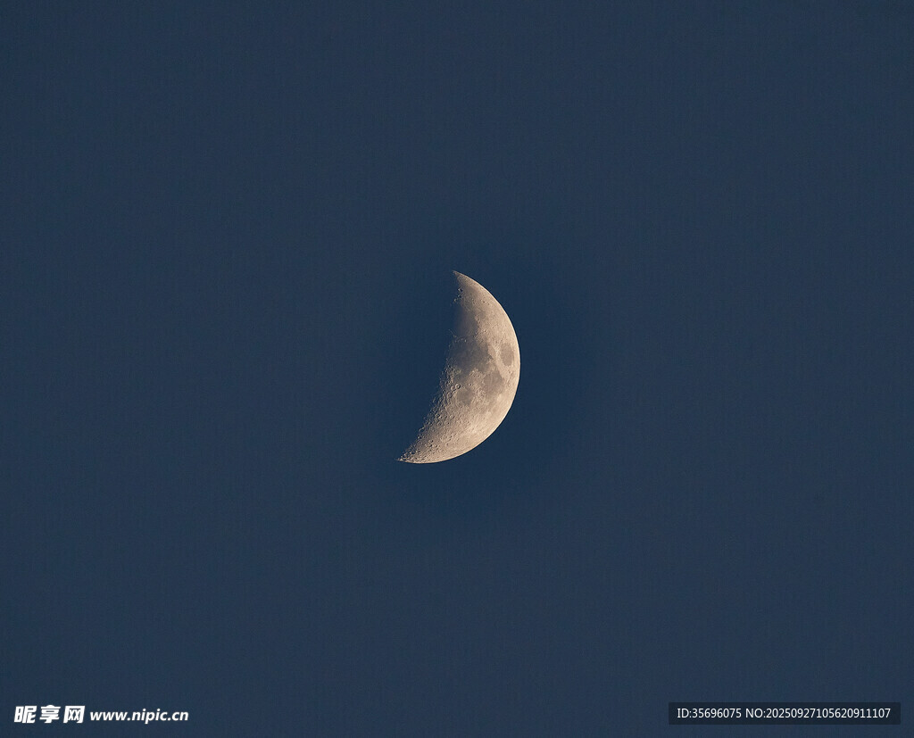 夜空中的彎彎新月