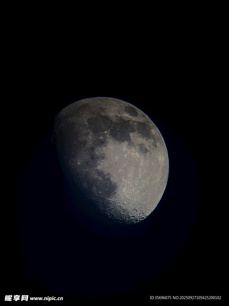 夜空中的半圓月亮
