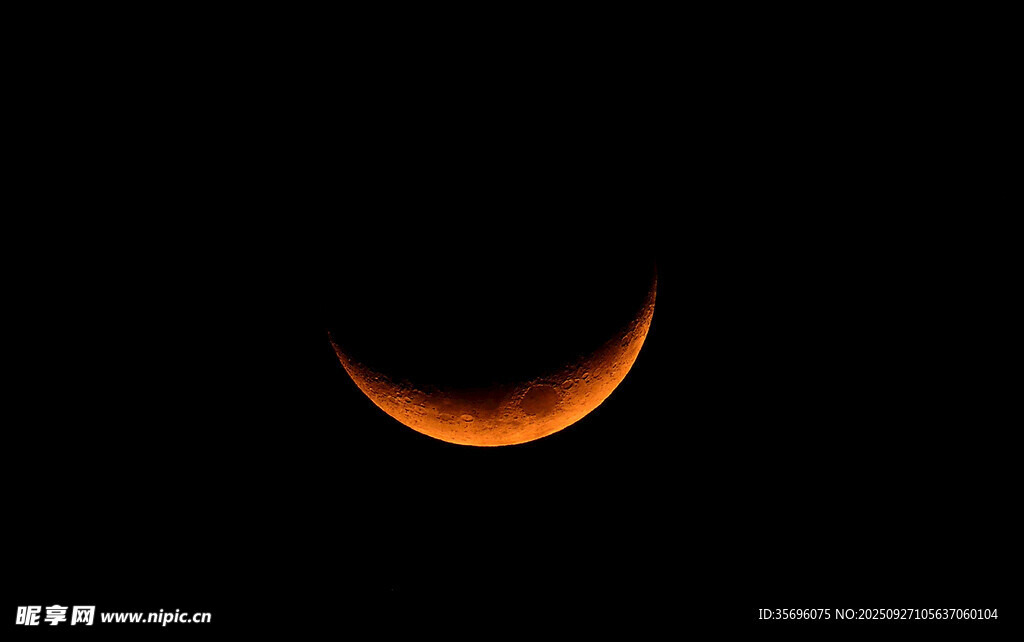 夜空中的橙紅色新月