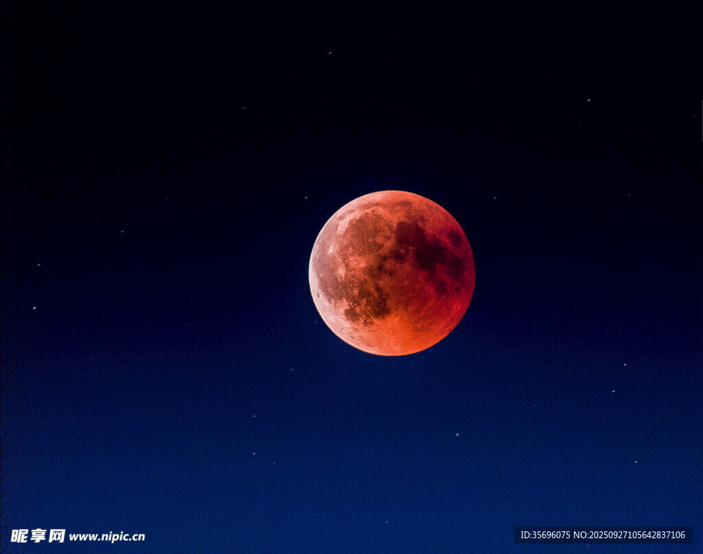 夜空中的紅月
