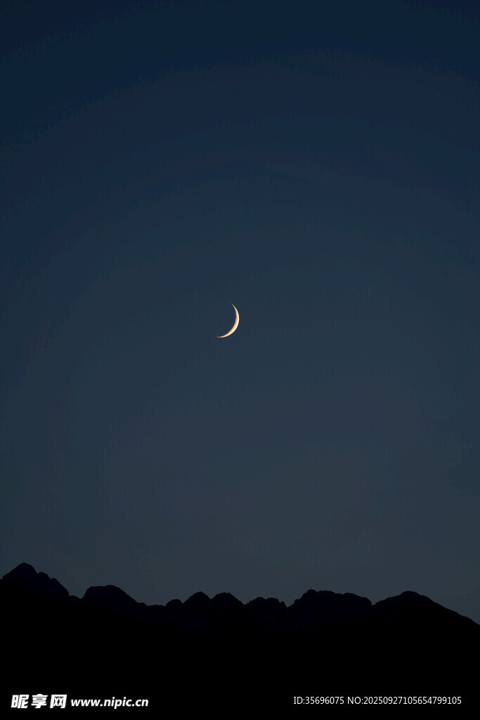 夜空下的新月與山巒