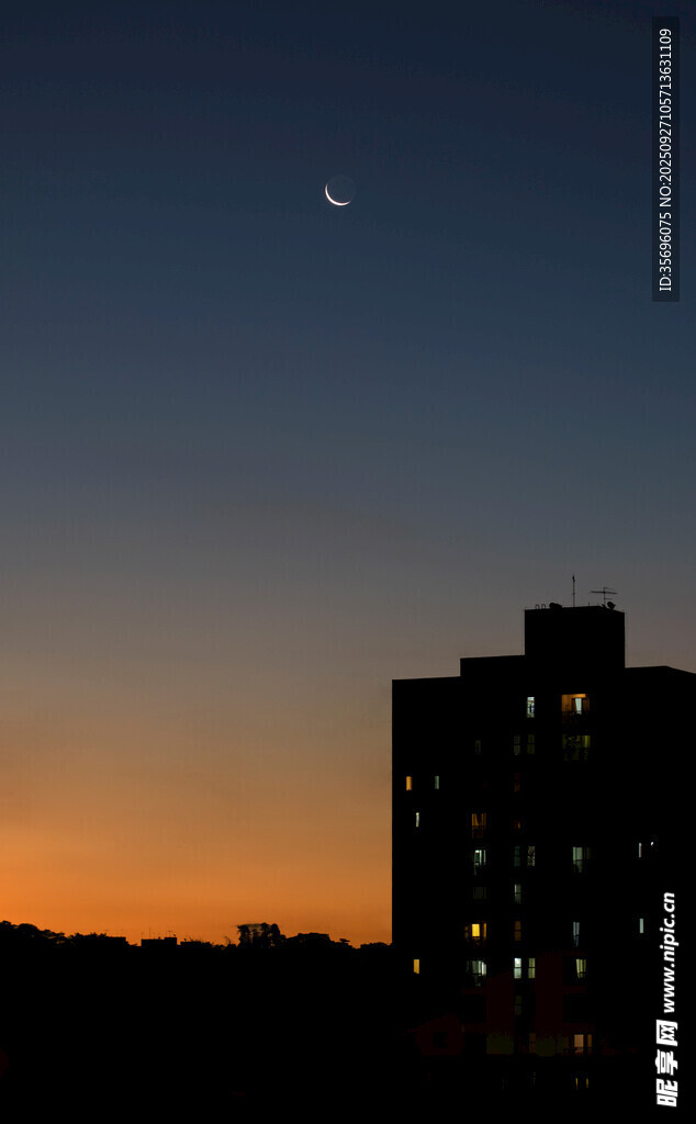 夜幕下的建筑與天際彎月