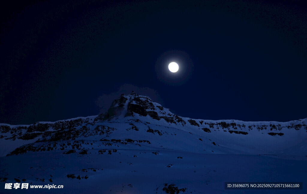 月夜下的雪山美景