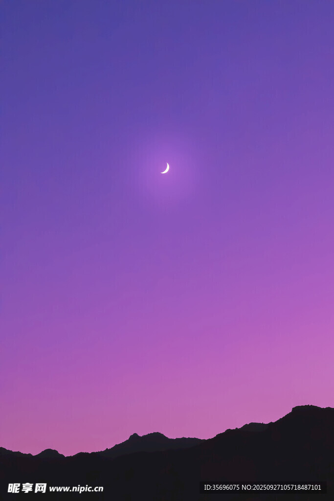 紫色天空下的孤星