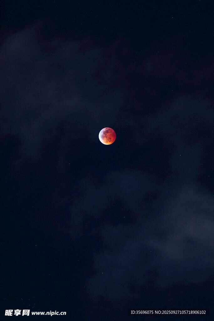 夜空中的紅月奇觀