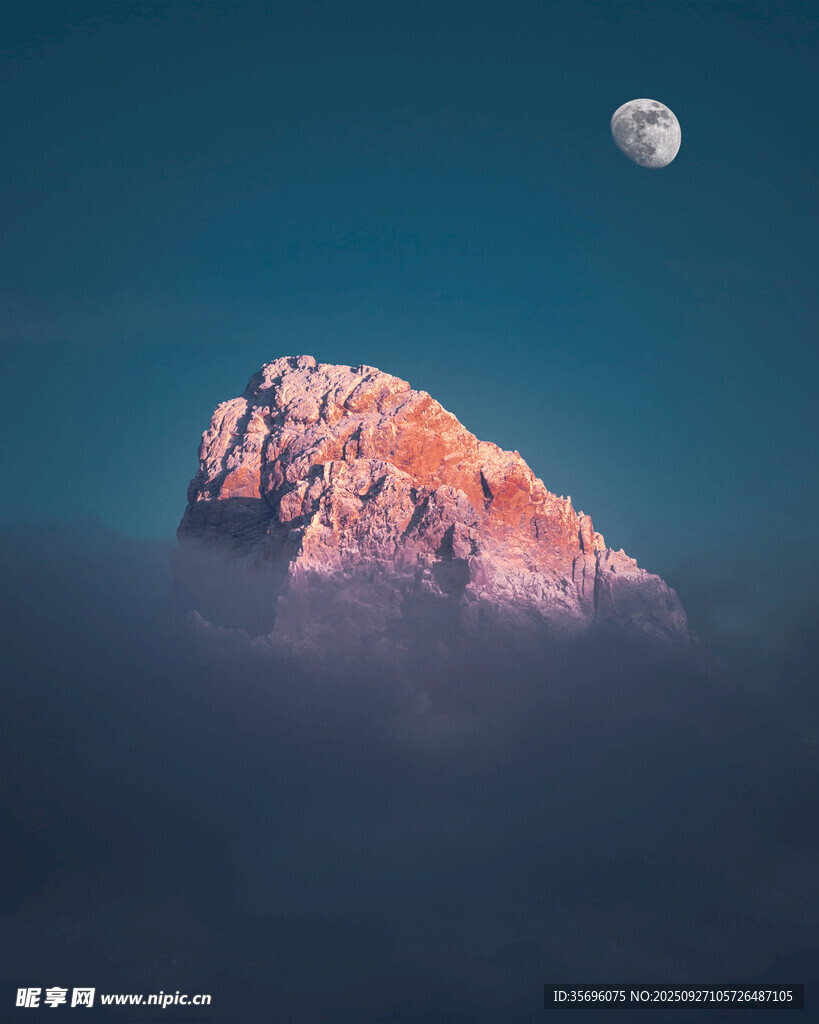 月夜孤峰云霧間