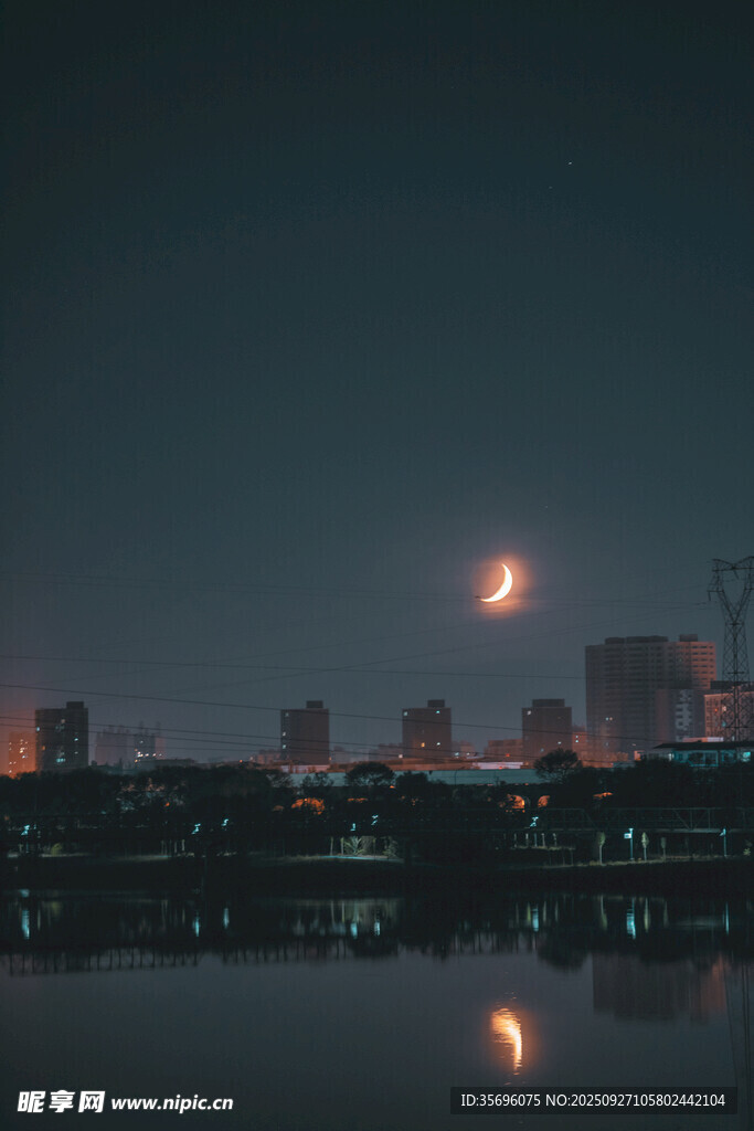 城市夜景下的靜謐水面