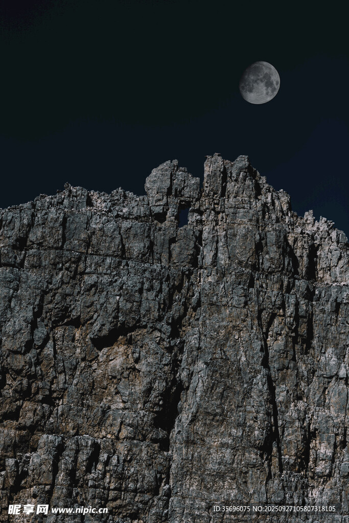 月夜下的嶙峋巖石