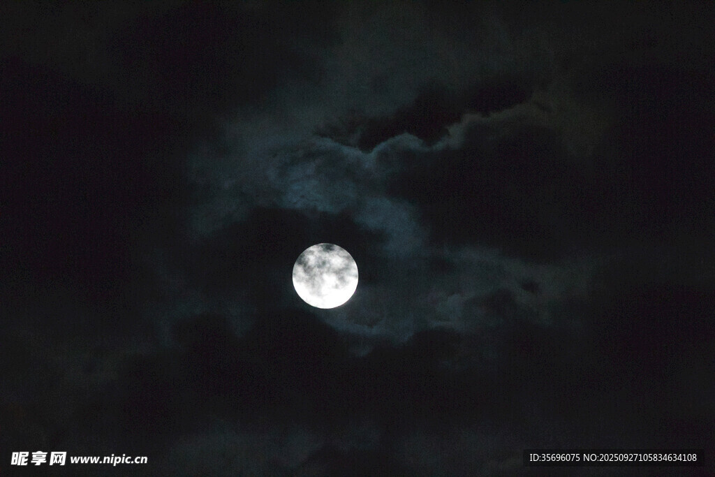 夜空中的皎潔明月