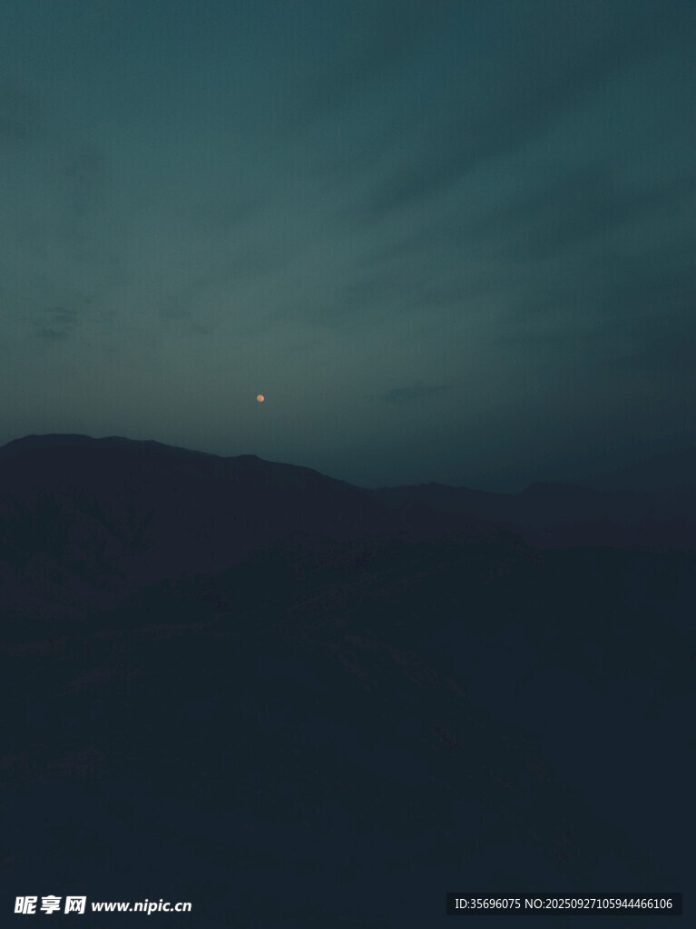 夜幕下的山巒與微光