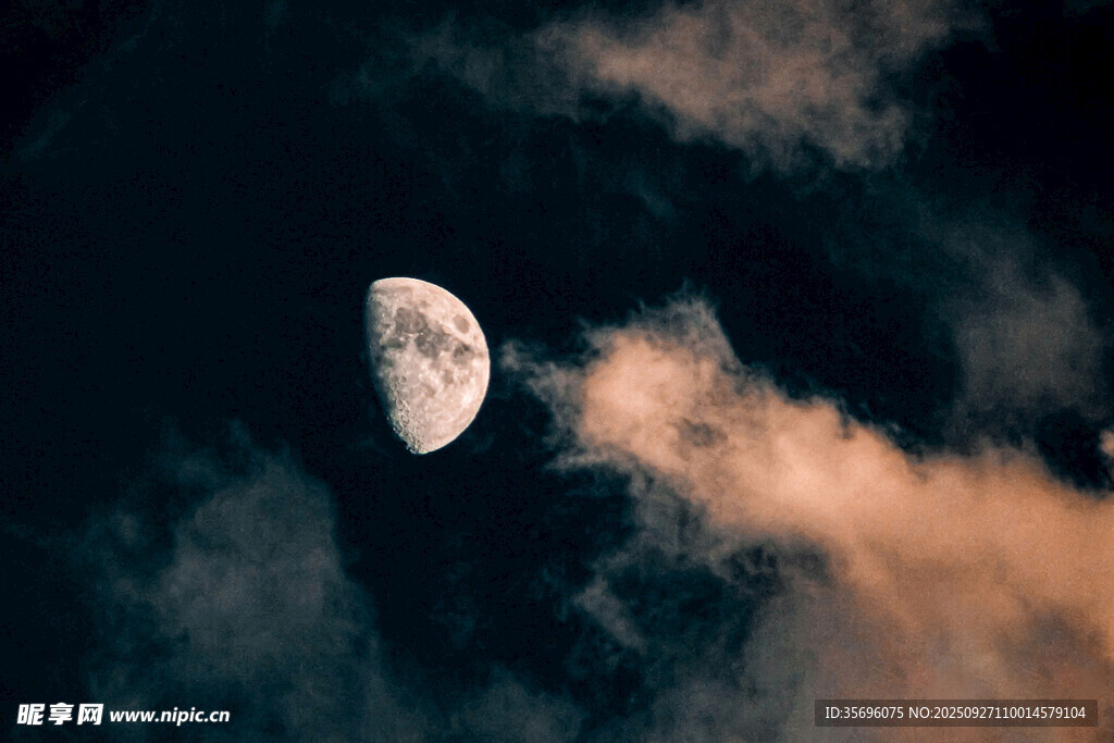 夜空中的朦朧月亮