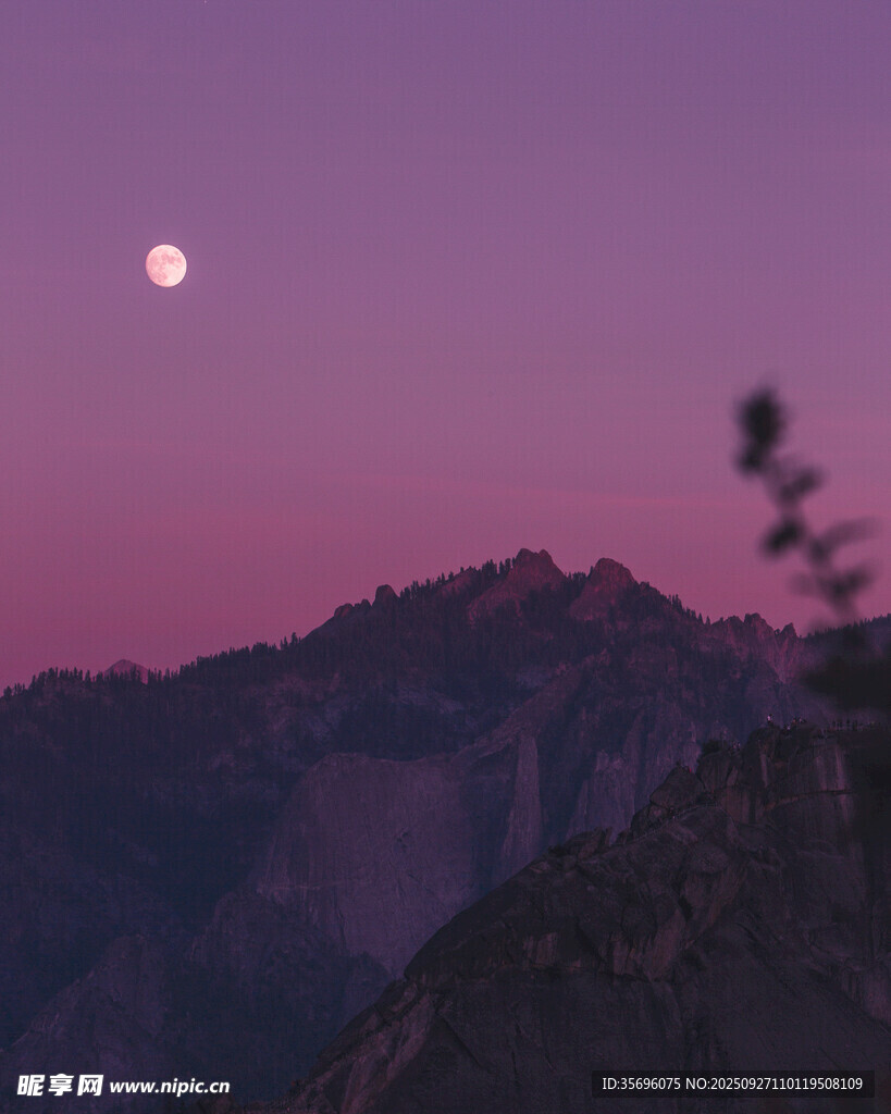 山間月夜美景