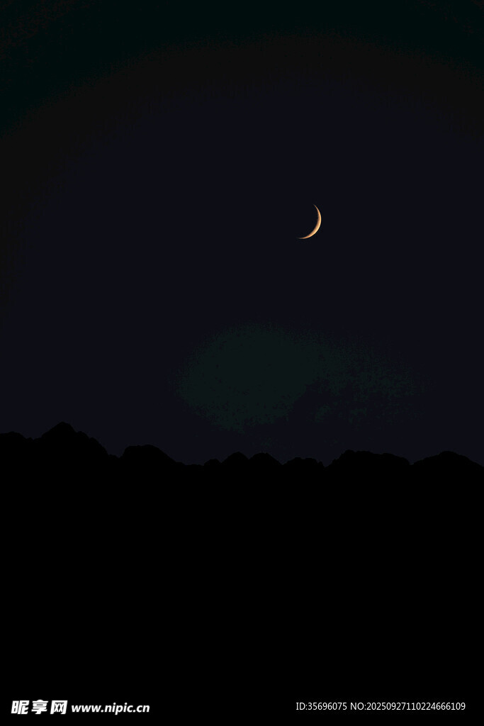 夜空新月與朦朧山景