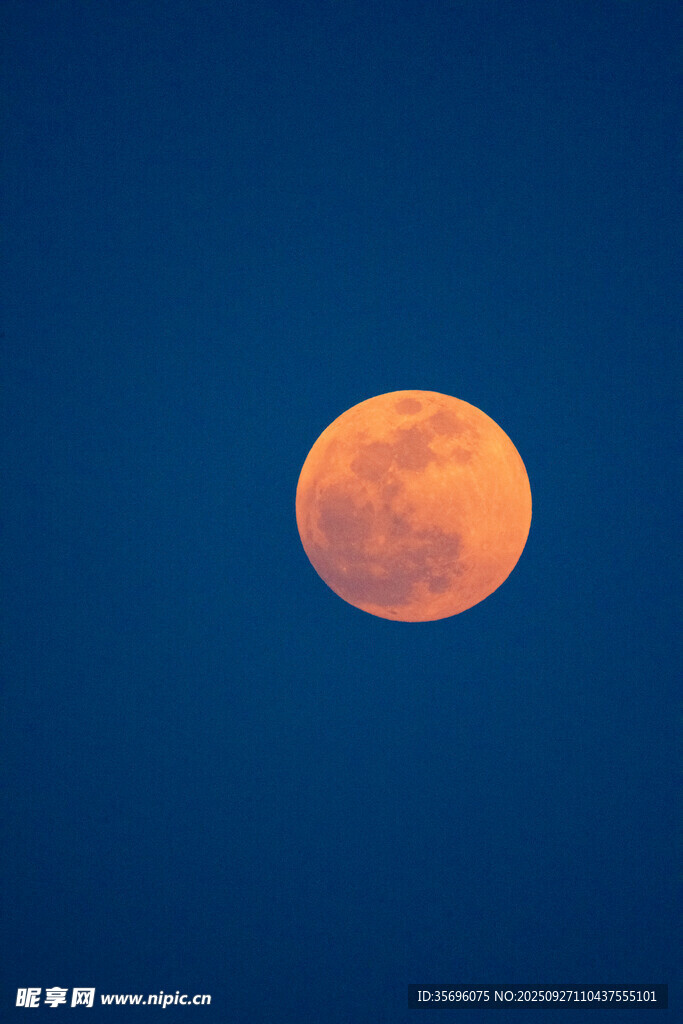 夜空中的橙紅色滿月