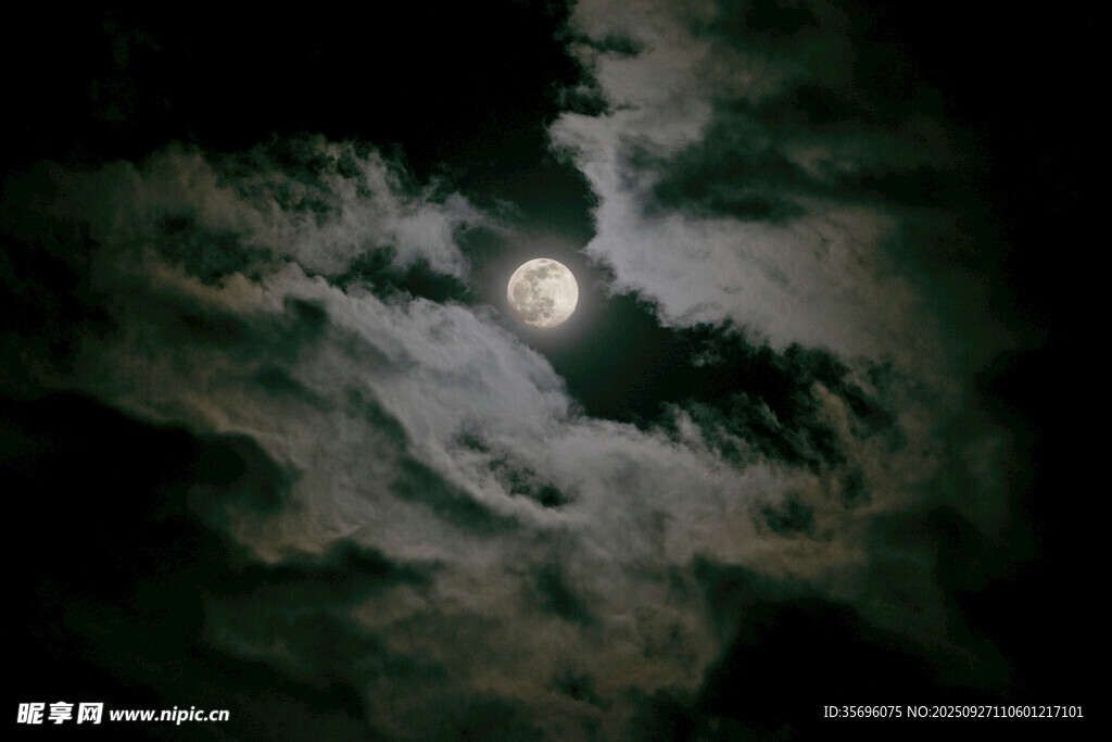 夜空中穿透云層的皎潔明月