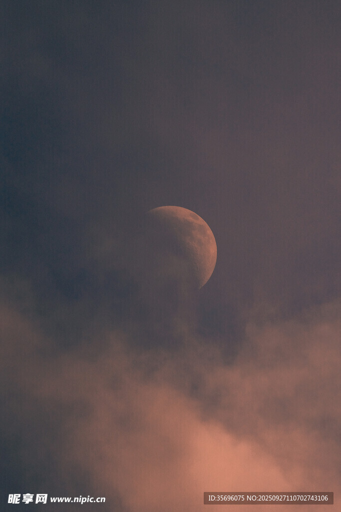 夜空中的朦朧新月