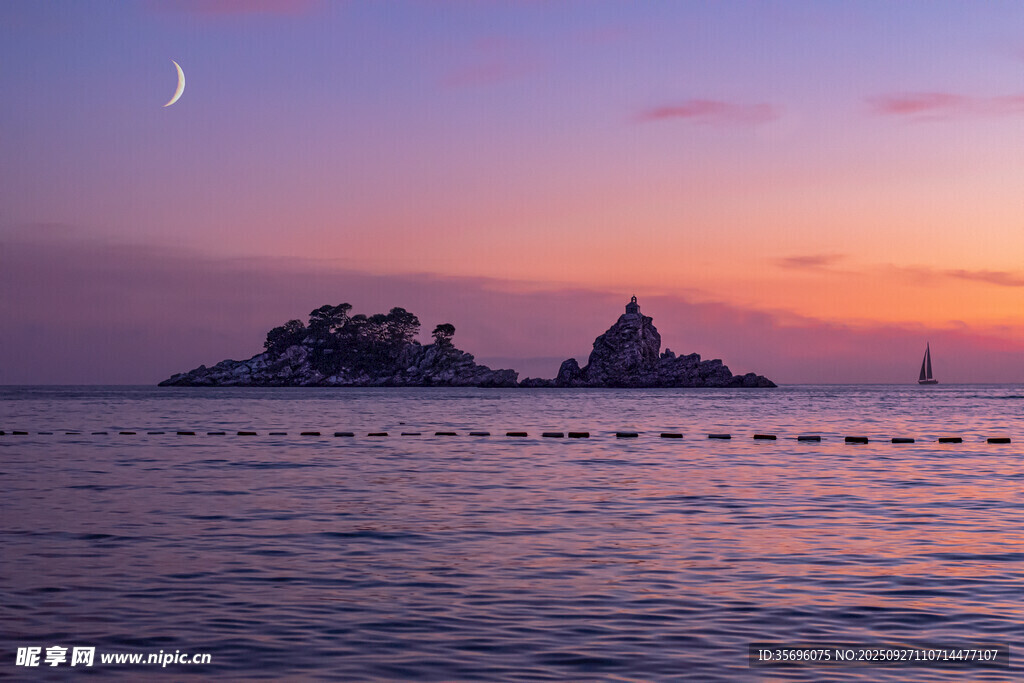 海上日落時的孤島美景