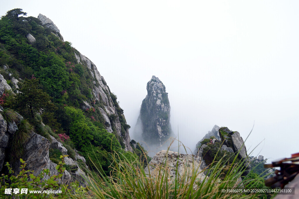 云霧繚繞的奇峰異景