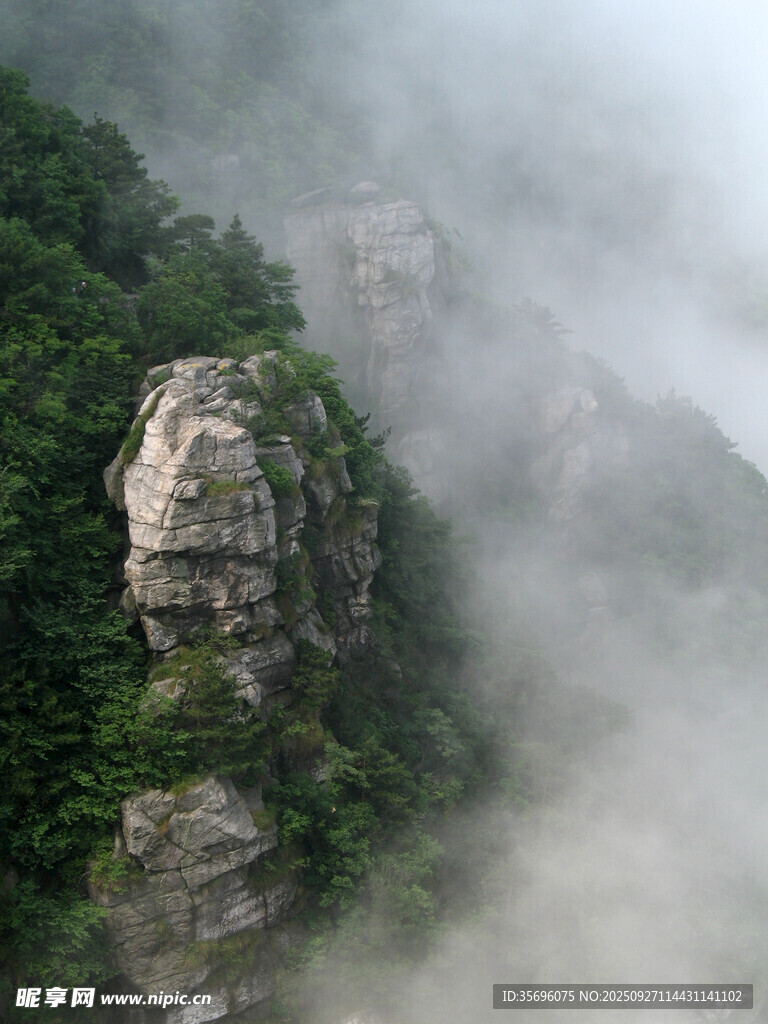 云霧繚繞的險峻山峰