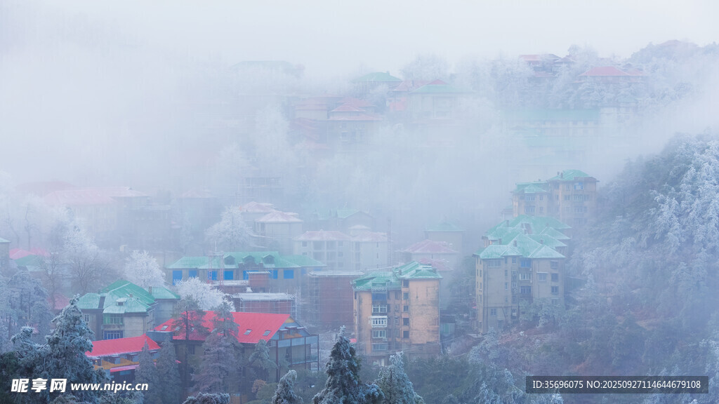 雪霧中朦朧的多彩建筑群