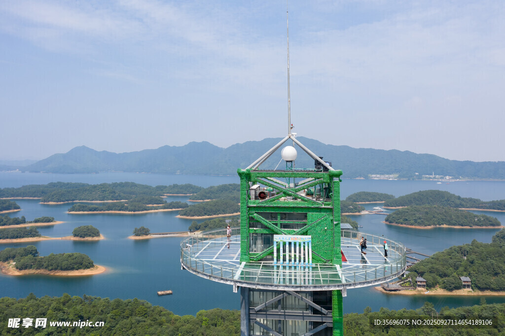 觀景塔俯瞰湖光山色