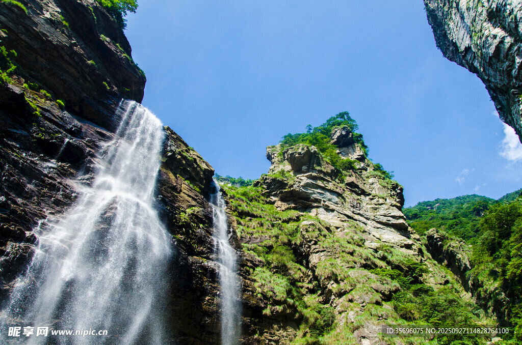 山間飛瀑美景
