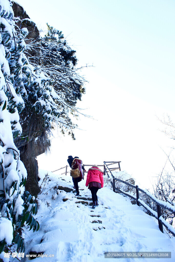 雪中山間徒步者