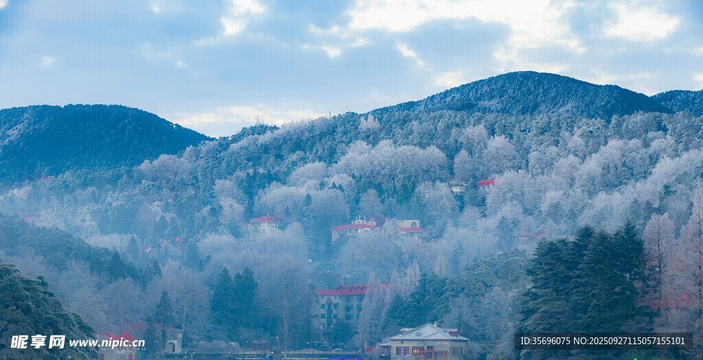 山間朦朧秋景