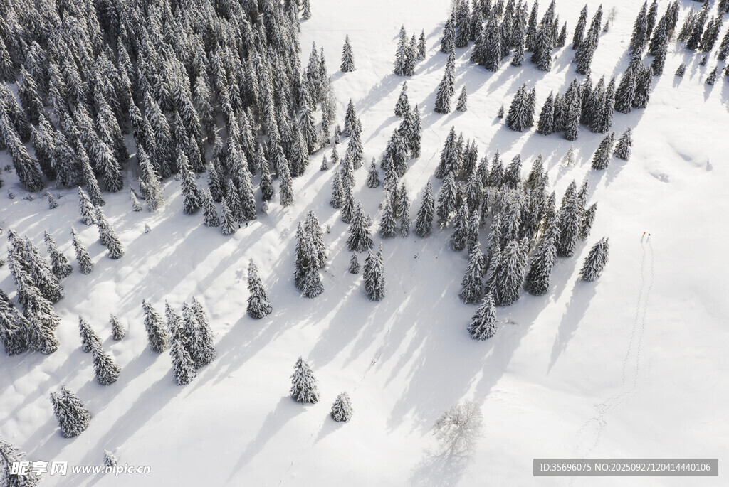 雪覆山林航拍美景
