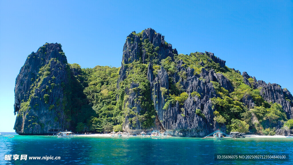 海上秀麗奇峰景觀