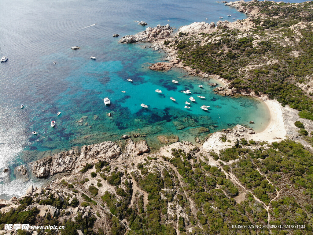 美麗海島藍色海灣風景