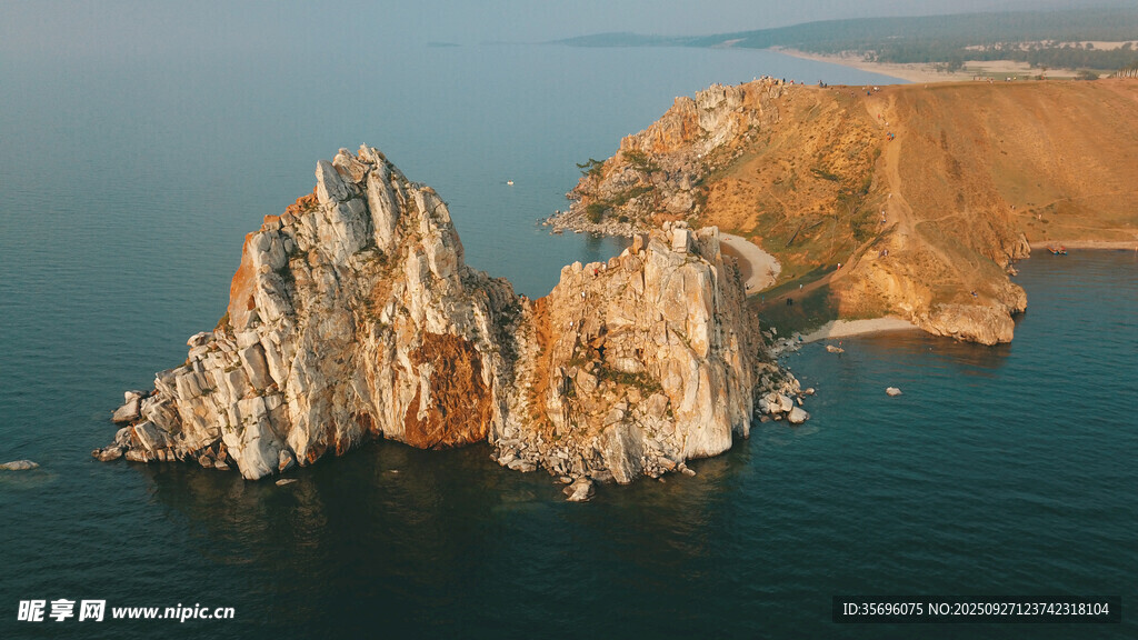 海上嶙峋巖石景觀
