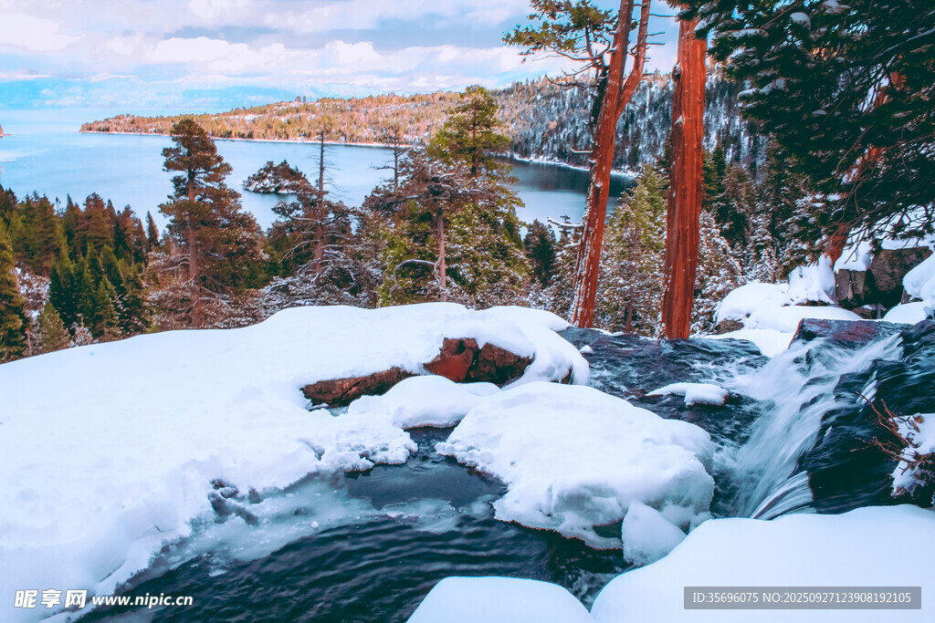 冬日溪流雪景圖