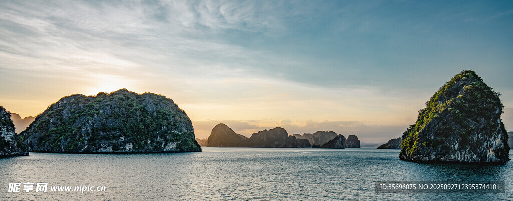 海上嶙峋怪石與美麗天際