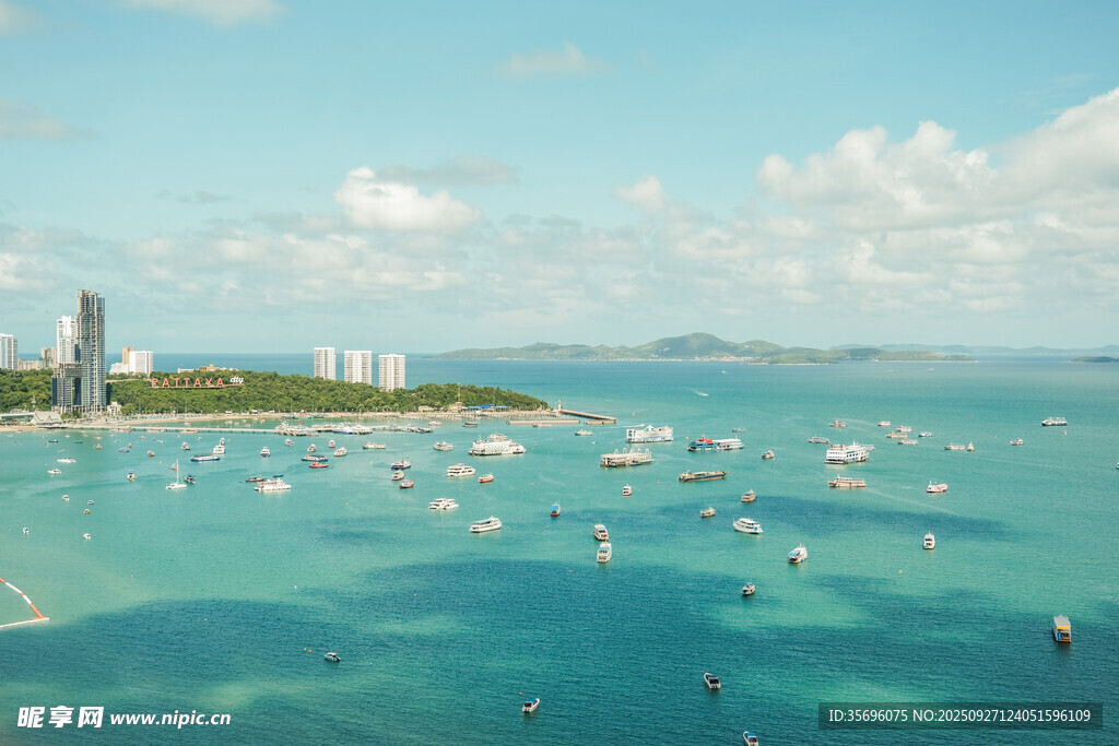 碧海藍(lán)天中的繁華海上景象