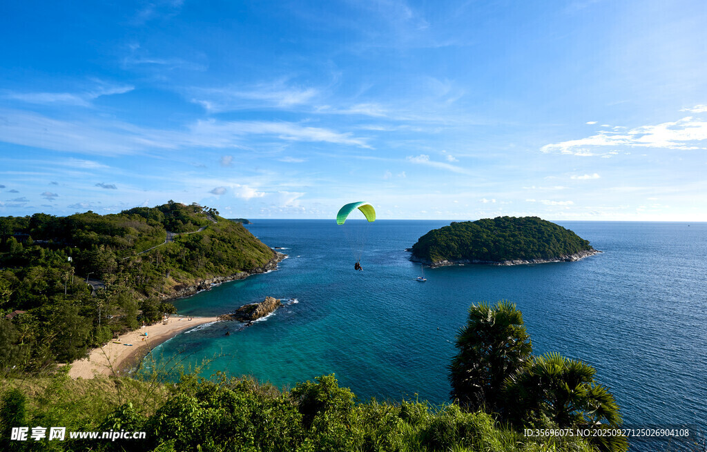 海岸邊的滑翔傘美景