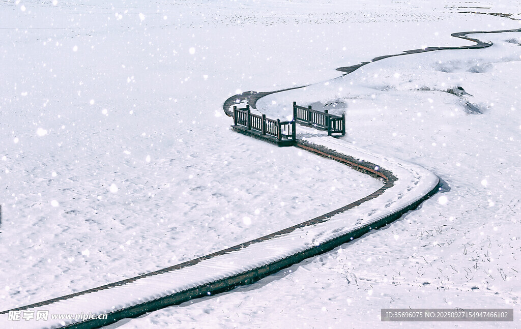 雪地蜿蜒鐵軌景觀