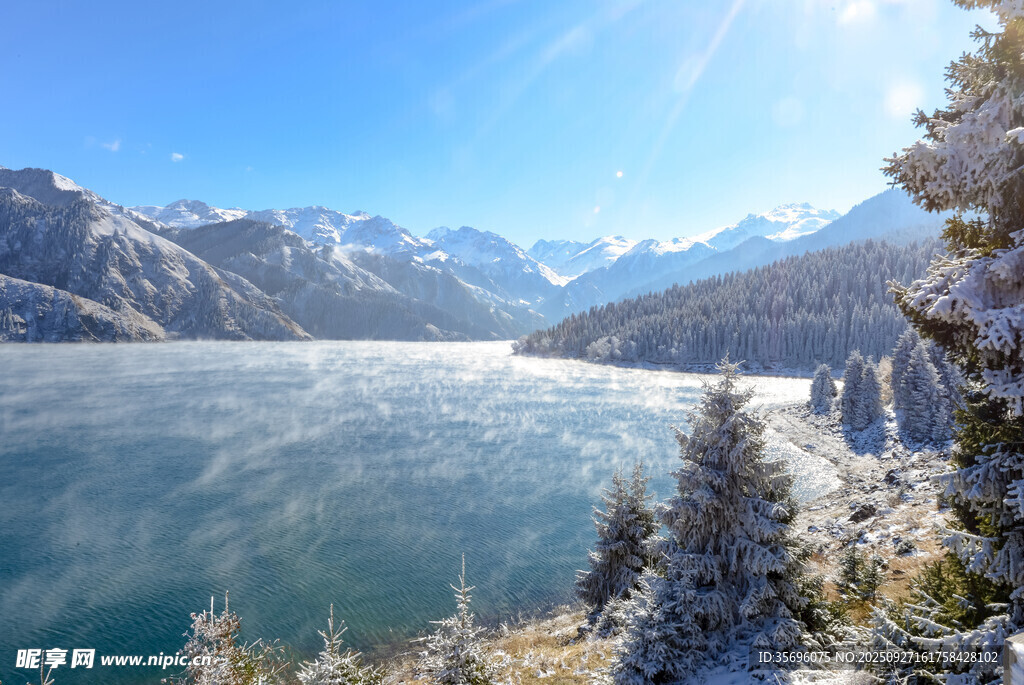 冬日雪覆湖畔的壯美山景