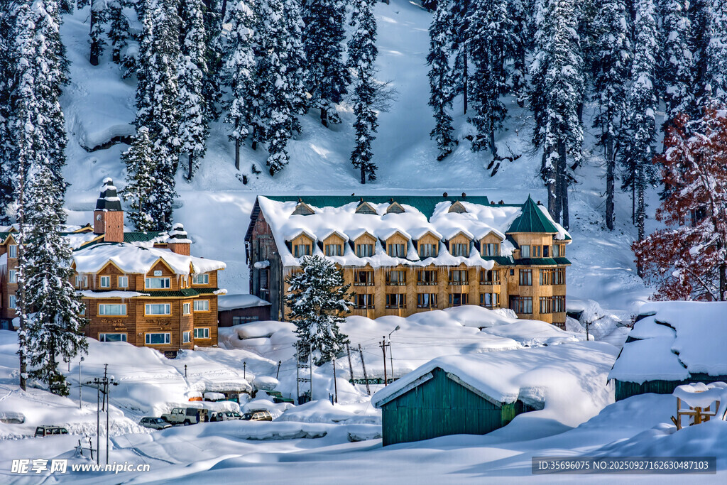 雪覆山間度假屋美景