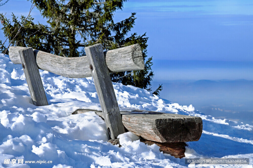 雪中山間的古樸木椅
