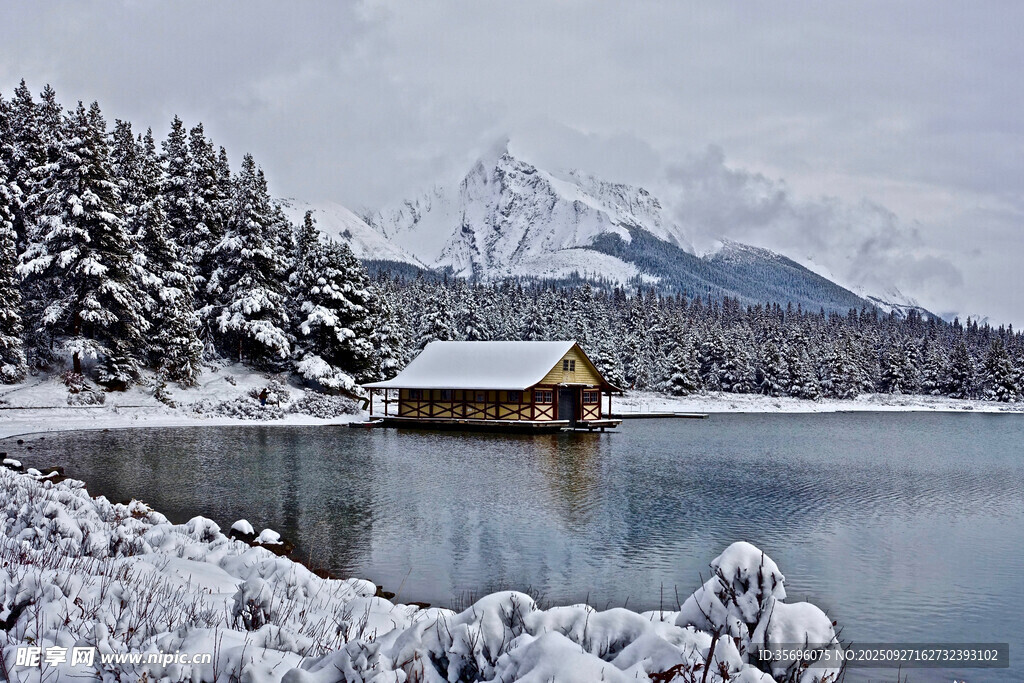 冬日湖畔小屋雪景