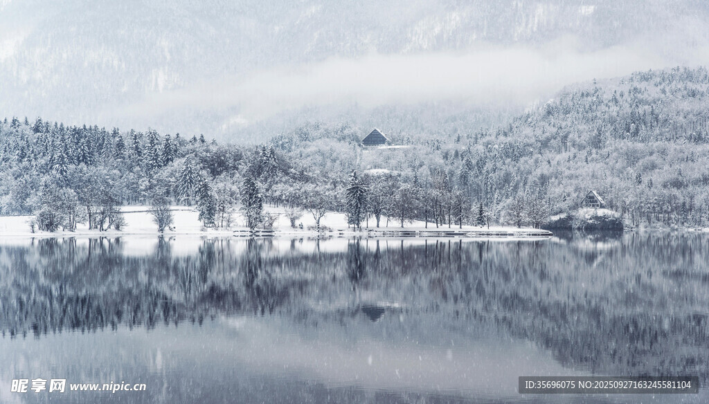 山水倒影的靜謐湖景