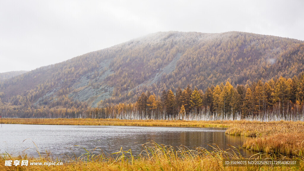 秋日湖畔山林美景